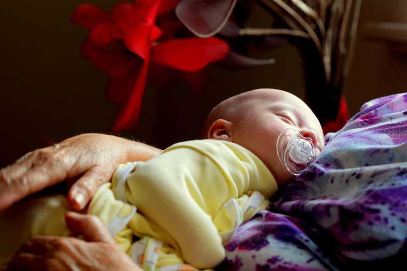 供卵试管生小孩联系方式，宝宝睡觉要不要戴帽子